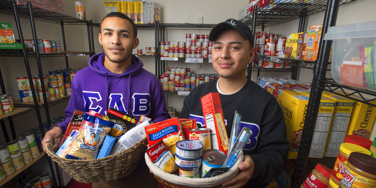 Students in food pantry.
